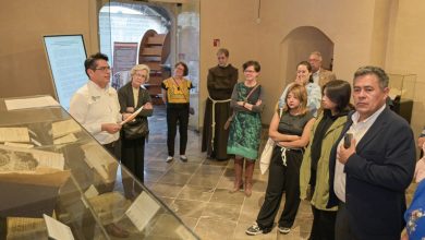 Presentacion del libro Della Biblioteca Franciscana en el 25 aniversario de la Biblioteca Franciscana de la UDLAP, con autoridades academicas y asistentes.