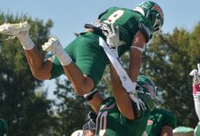 Jugadores de futbol americano Aztecas UDLAP durante anuncio de rivales para la temporada 2026 de la ONEFA