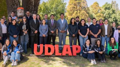 Estudiantes UDLAP en stands de empresas durante la Feria de Practicas.