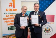 Autoridades de la UDLAP y representantes de la Embajada de Estados Unidos en México inauguran el nuevo Centro EducationUSA UDLAP durante una ceremonia oficial en el campus.