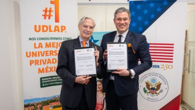 Autoridades de la UDLAP y representantes de la Embajada de Estados Unidos en México inauguran el nuevo Centro EducationUSA UDLAP durante una ceremonia oficial en el campus.