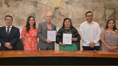 El rector de la UDLAP, Dr. Luis Ernesto Derbez Bautista, y la presidenta del CONAPRED, Lic. Claudia Olivia Morales Reza, durante la firma del convenio de colaboración entre ambas instituciones para fortalecer acciones en materia de inclusión, igualdad, derechos humanos y no discriminación.