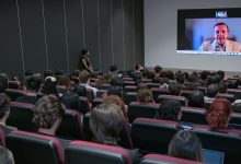 Ponente internacional participando en conferencia magistral sobre salud global durante el coloquio de la UDLAP.