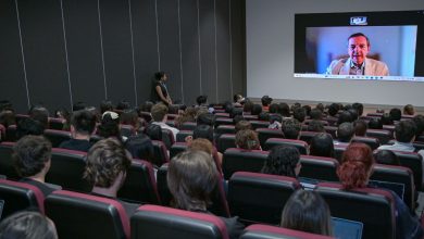 Ponente internacional participando en conferencia magistral sobre salud global durante el coloquio de la UDLAP.