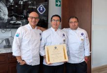 El chef Roberto Palacios, director académico del Departamento de Turismo de la UDLAP, recibe su nombramiento como miembro activo del Club Vatel capítulo Puebla,