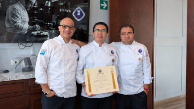 El chef Roberto Palacios, director académico del Departamento de Turismo de la UDLAP, recibe su nombramiento como miembro activo del Club Vatel capítulo Puebla,