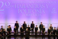 Integrantes del Coro de Cámara de la UDLAP reciben cuatro reconocimientos en el 72.º Certamen Internacional de Habaneras de Torrevieja, España, junto a su directora, la Mtra. Honey Moreira Abreu.