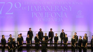 Integrantes del Coro de Cámara de la UDLAP reciben cuatro reconocimientos en el 72.º Certamen Internacional de Habaneras de Torrevieja, España, junto a su directora, la Mtra. Honey Moreira Abreu.