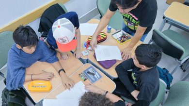 Grupo de estudiantes de diferentes estados de México y entrenadores posan en el campus de la UDLAP durante un campamento de preparación para competencias internacionales de matemáticas.