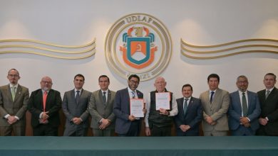 Representantes de la Universidad de las Américas Puebla (UDLAP) y del Instituto Mexicano del Transporte (IMT) durante la firma de un convenio de colaboración para fortalecer la capacitación, la investigación, las prácticas profesionales y la vinculación académica en el sector transporte.