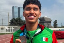 Amado Kalid Amador Aldaba, estudiante atleta de la UDLAP e integrante de los Aztecas, celebra sus medallas de plata en el I Campeonato Iberoamericano U-20 de Atletismo y de oro en el Campeonato NACAC Athletics Sub-23, representando a México en competencias internacionales.