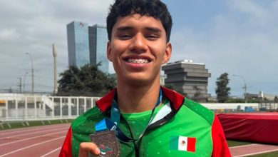 Amado Kalid Amador Aldaba, estudiante atleta de la UDLAP e integrante de los Aztecas, celebra sus medallas de plata en el I Campeonato Iberoamericano U-20 de Atletismo y de oro en el Campeonato NACAC Athletics Sub-23, representando a México en competencias internacionales.
