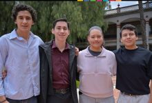 Cuatro estudiantes de la Universidad de las Américas Puebla (UDLAP) sostienen el reconocimiento obtenido tras ganar el primer lugar en la categoría Movilidad Inteligente del Hackathon Por Amor a Puebla 2026.