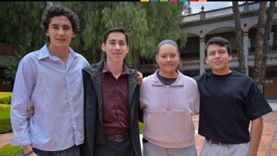 Cuatro estudiantes de la Universidad de las Américas Puebla (UDLAP) sostienen el reconocimiento obtenido tras ganar el primer lugar en la categoría Movilidad Inteligente del Hackathon Por Amor a Puebla 2026.