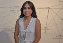 Marcela Moreno Medina, recién egresada de Artes Plásticas de la UDLAP, presenta la exposición Lo enfermo de la imagen en el Museo Regional de Cholula, una muestra que reflexiona sobre la representación de la salud mental en los medios y las plataformas digitales.