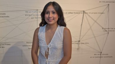 Marcela Moreno Medina, recién egresada de Artes Plásticas de la UDLAP, presenta la exposición Lo enfermo de la imagen en el Museo Regional de Cholula, una muestra que reflexiona sobre la representación de la salud mental en los medios y las plataformas digitales.
