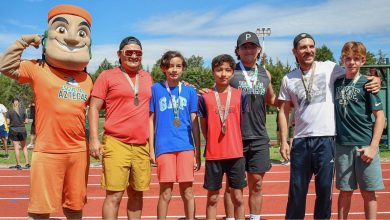 Niñas, niños y sus familias participan en una carrera de relevos durante la clausura del Curso de Verano de Escuelas Aztecas en la UDLAP.